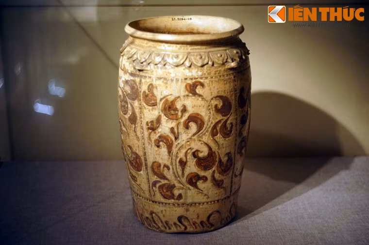 Thạp gốm hoa nâu triều Trần. Hoa văn trang trí tạo bằng nét khắc chìm và tô nâu trên nền men ngà là đặc điểm nổi bật của bút pháp trang trí gốm hoa nâu. Hoạ tiết trang trí được sắp xếp thành những mảng to trên nền thoáng trở thành phong cách trang trí tiêu biểu.