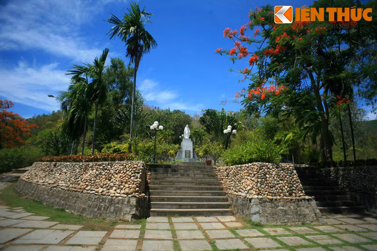 2. Cạnh Ghềnh Ráng - danh thắng nổi tiếng của thành phố biển Quy Nhơn (tỉnh Bình Định) có một ngọn đồi mang cái tên rất thơ mộng: Đồi Thi Nhân. Từ chân đồi có một lối đi trên những bậc thang đá dẫn tới đỉnh đồi, nơi đặt một ngôi mộ đặc biệt: Mộ của thi sĩ Hàn Mặc Tử.