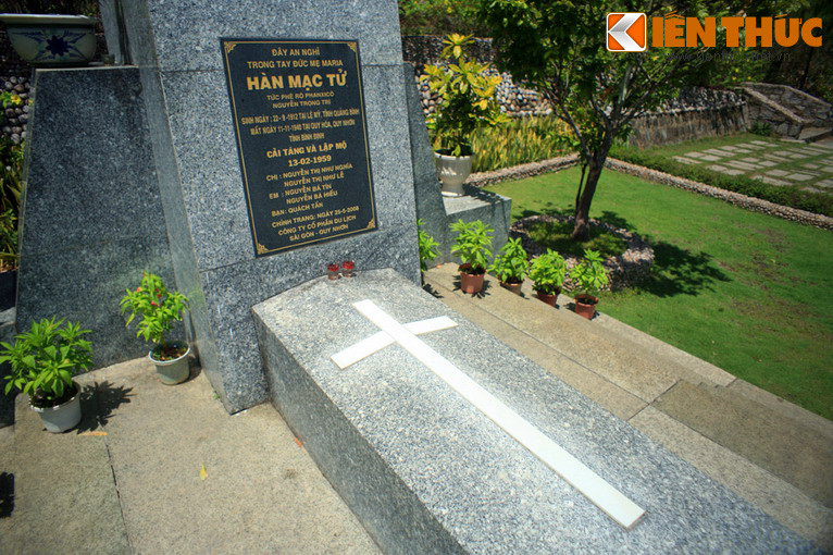 Bia mộ không nhắc đến sự nghiệp thi ca của Hàn Mặc Tử mà chỉ ghi những dòng chữ khiêm nhường: “Đây an nghỉ trong tay Mẹ Maria: Hàn Mặc Tử, tức Phêrô Phanxicô Nguyễn Trọng Trí”.