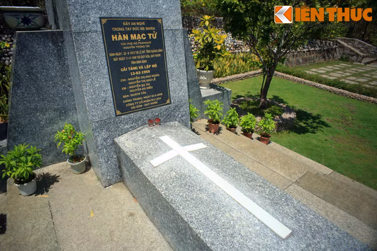 Bia mộ không nhắc đến sự nghiệp thi ca của Hàn Mặc Tử mà chỉ ghi những dòng chữ khiêm nhường: “Đây an nghỉ trong tay Mẹ Maria: Hàn Mặc Tử, tức Phêrô Phanxicô Nguyễn Trọng Trí”.