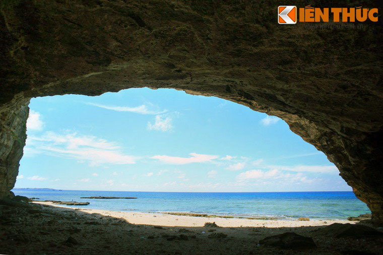 Lòng hang Câu không sâu và cũng không có thạch nhũ, nhưng hang lại được trời phú cho một vị thế độc nhất vô nhị: nằm bên bãi biển tuyệt đẹp của hòn đảo nổi tiếng miền Trung.