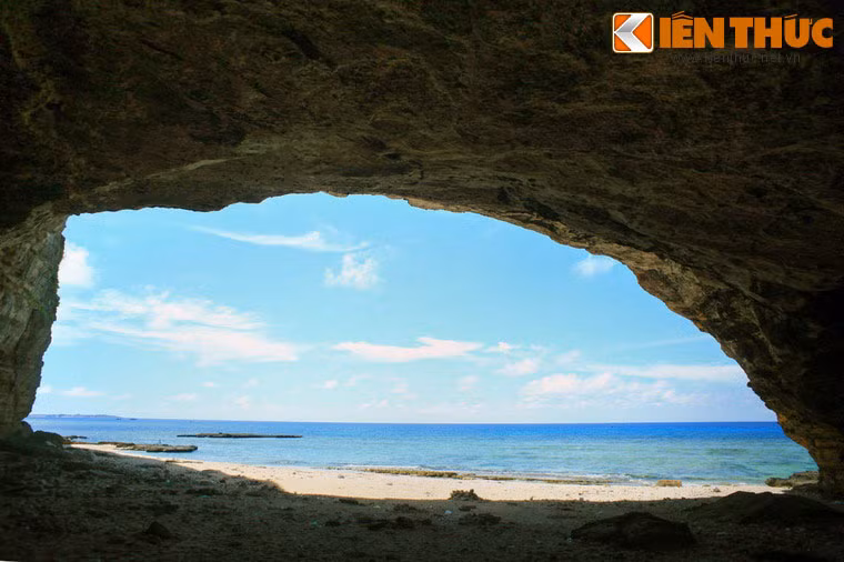 Lòng hang Câu không sâu và cũng không có thạch nhũ, nhưng hang lại được trời phú cho một vị thế độc nhất vô nhị: nằm bên bãi biển tuyệt đẹp của hòn đảo nổi tiếng miền Trung.