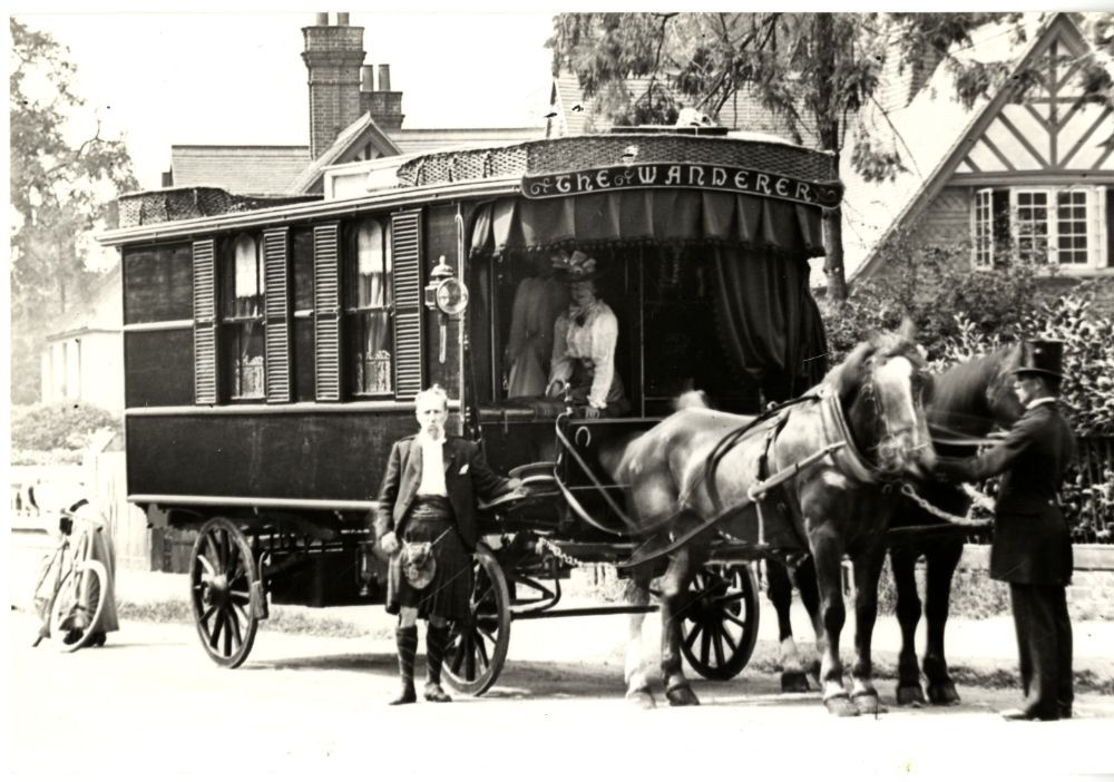 Chiếc xe được đóng bằng gỗ gụ và gỗ phong, trang bị đầy đủ tiện nghi như một phòng khách sạn hạng nhất.