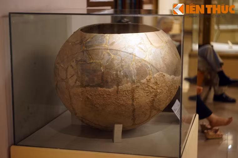 Kiểu dáng của các mộ vò không đồng nhất. Có vò hình cầu, trông giống như một chiếc gáo dừa khổng lồ.