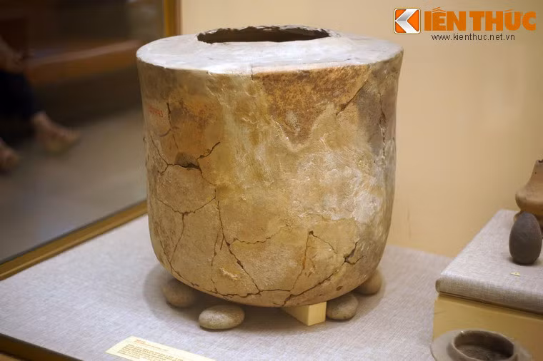 Vò mai táng của cư dân văn hóa Đồng Nai được làm bằng đất sét khai thác tại địa phương, có kích thước lớn, đủ để chứa thi hài một người chết.