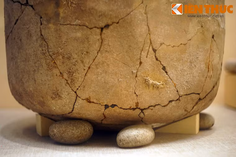 Một số vò lớn được người xưa kê những tảng đá lớn xung quanh đáy và có những nồi gốm nhỏ úp ngược làm nắp đậy.