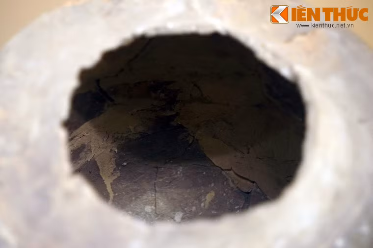 Bên trong một mộ vò.