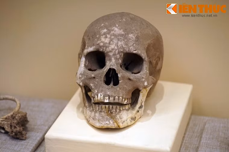 Trong mộ vò, di cốt người được phát hiện khá đầy đủ. Người chết được chôn theo tư thế ngồi bó gối hoặc hỏa táng rồi đưa di cốt vào vò.