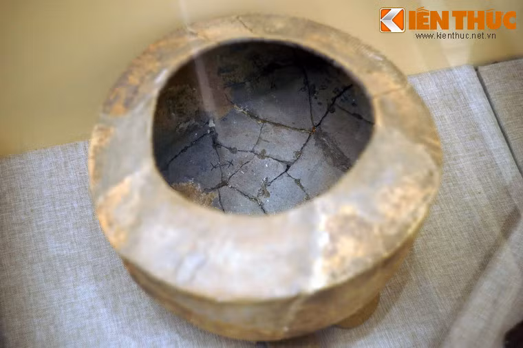 Với sự phát triển của công cụ sản xuất, đồ gốm Nam Bộ thời kỳ này rất phong phú về chủng loại và kiểu dáng. Trong đó những chiếc mộ vò là hiện vật đặc biệt, phản ánh nét văn hóa tín ngưỡng đặc trưng của cư dân văn hóa Đồng Nai.