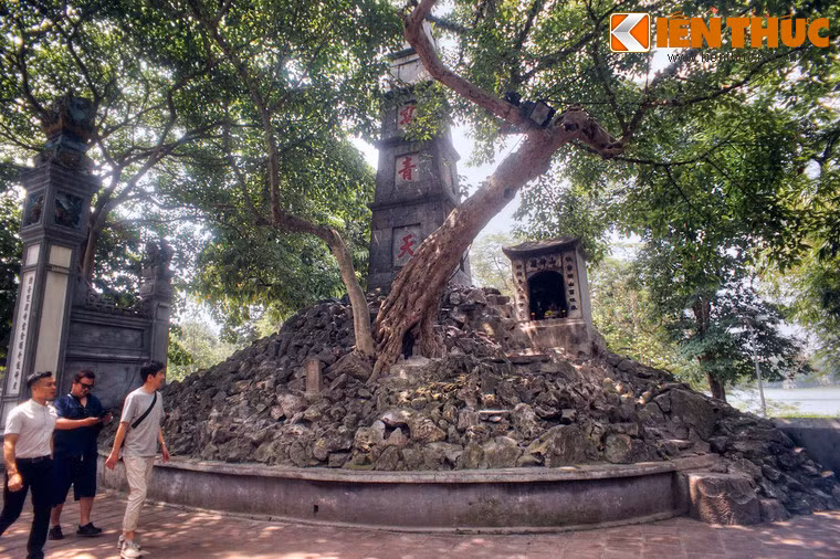 Về tổng quan, ngôi đền là một quần thể kiến trúc gồm nhiều lớp kéo dài từ bờ hồ Hoàn Kiếm ra đảo Ngọc, hòa quyện với không gian cây xanh và kiến trúc của Hồ Gươm. Ở lớp ngoài cùng có Tháp Bút và Đài Nghiên, công trình tôn vinh nền nho học xưa.