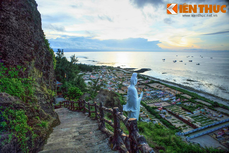 Chùa Đỉnh Liêm là nơi thờ Đức Phật và Đức Quán Thế Âm. Tương truyền Quán Thế Âm từng ngự ở chùa để giữ bình yên cho dân đảo. Từ khu vực điện thờ, có thể phóng tầm mắt quan sát khung cảnh đẹp mê hồn của một góc biển đảo Lý Sơn.