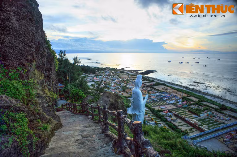 Chùa Đỉnh Liêm là nơi thờ Đức Phật và Đức Quán Thế Âm. Tương truyền Quán Thế Âm từng ngự ở chùa để giữ bình yên cho dân đảo. Từ khu vực điện thờ, có thể phóng tầm mắt quan sát khung cảnh đẹp mê hồn của một góc biển đảo Lý Sơn.