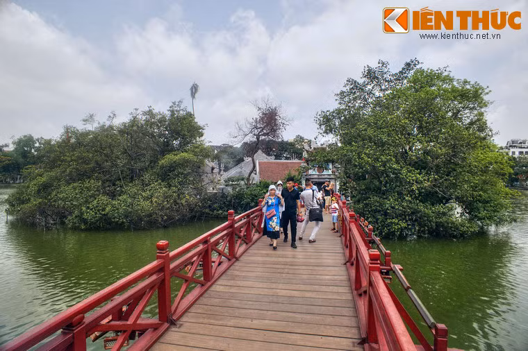 Năm Tự Đức thứ 18 (1865), nhà nho Nguyễn Văn Siêu đứng ra tu sửa lại đền. Diện mạo đền Ngọc Sơn ngày nay về cơ bản vẫn được giữ nguyên từ đợt trùng tu của Nguyễn Văn Siêu.