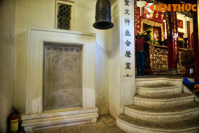 Trong đền có một hệ thống hiện vật cổ phong phú với nhiều bia đá, chuông, khánh, tượng thờ, câu đối... có từ thời nhà Nguyễn.