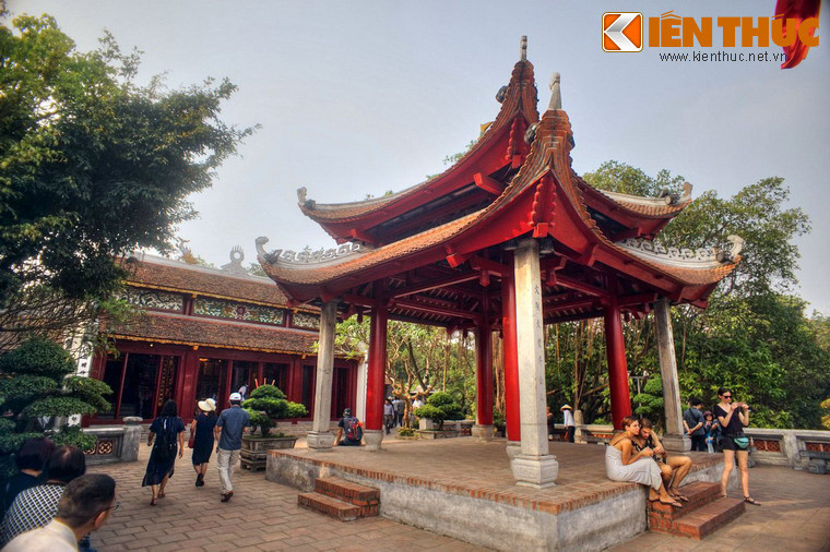 Đình hình vuông có tám mái, mái hai tầng có 8 cột chống đỡ, bốn cột ngoài bằng đá, bốn cột trong bằng gỗ. Các cột bên ngoài có câu đối chữ Nho.