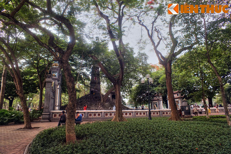 Về tổng quan, ngôi đền là một quần thể kiến trúc gồm nhiều lớp kéo dài từ bờ hồ Hoàn Kiếm ra đảo Ngọc, hòa quyện với không gian cây xanh và kiến trúc của hồ Gươm.