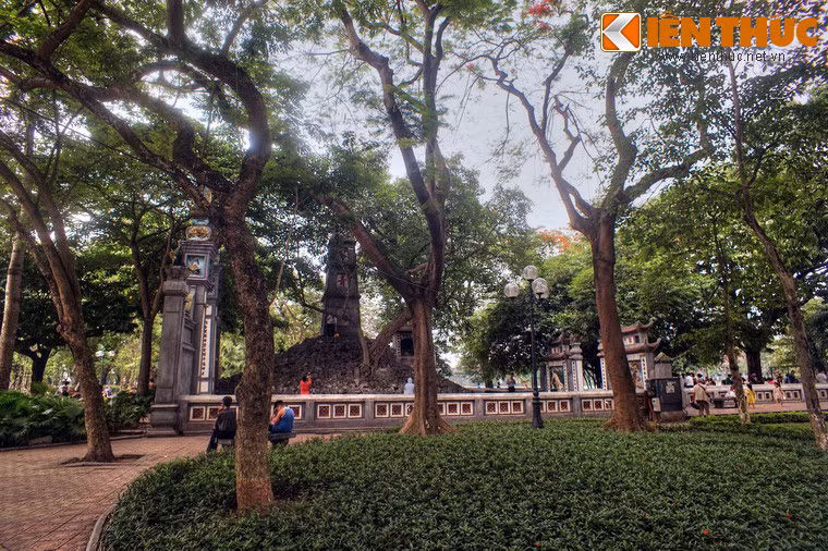 Về tổng quan, ngôi đền là một quần thể kiến trúc gồm nhiều lớp kéo dài từ bờ hồ Hoàn Kiếm ra đảo Ngọc, hòa quyện với không gian cây xanh và kiến trúc của hồ Gươm.