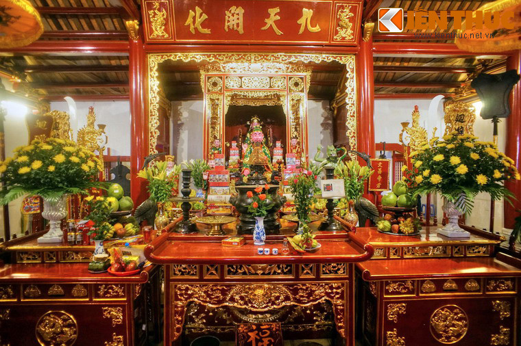 Trung đường là nơi thờ Văn Xương, Quan Vũ và Lã Tổ, những vị thần học vấn được các văn nhân, quan lại, nho sĩ theo quan niệm Nho giáo tôn thờ.