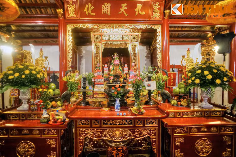 Trung đường là nơi thờ Văn Xương, Quan Vũ và Lã Tổ, những vị thần học vấn được các văn nhân, quan lại, nho sĩ theo quan niệm Nho giáo tôn thờ.