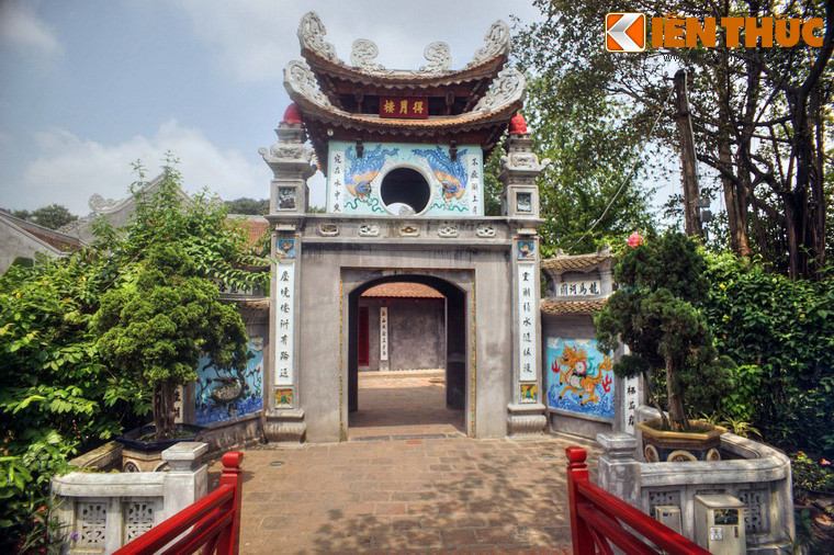 Qua cầu Thê Húc sẽ đến cánh cổng mang tên Đắc Nguyệt Lâu (lầu được trăng). Cổng xây hai tầng, tầng hai có hai mái, bốn mặt có những cửa sổ hình tròn. Hai bên cổng có hai bức tranh gắn bằng mảnh sứ vỡ, bên phải là bức Long Mã Hà Đồ, bên trái là bức Thần Quy Lạc Thư.