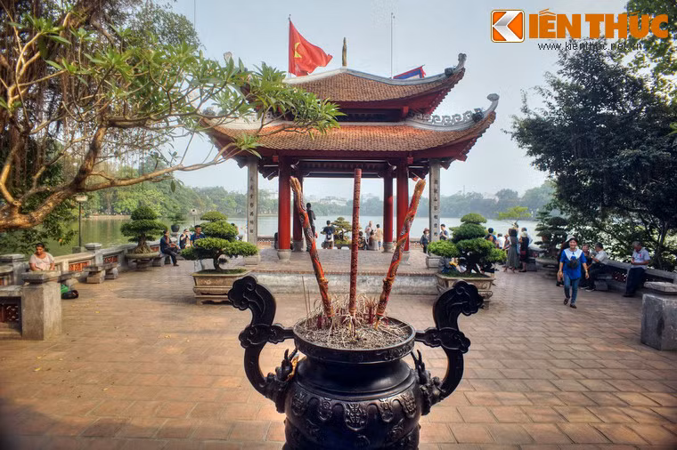 Phía trước khu đền chính có Đình Trấn Ba. Tên gọi của công trình nghĩa là đình chắn sóng - ngụ ý là cột trụ đứng vững giữa làn sóng không lành mạnh trong nền văn hoá đương thời.