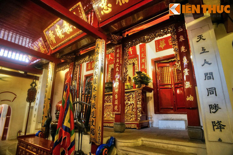 Hậu cung được xây cao hơn bái đường và trung đường, là nơi thờ Trần Hưng Đạo, vị anh hùng dân tộc đã ba lần đại phá quân nguyên sang xâm lược nước ta ở thế kỉ 13. Hai bên tượng Trần Hưng Đạo là tượng Trần Liễu, cha của ông và tượng thần linh Thổ Địa.