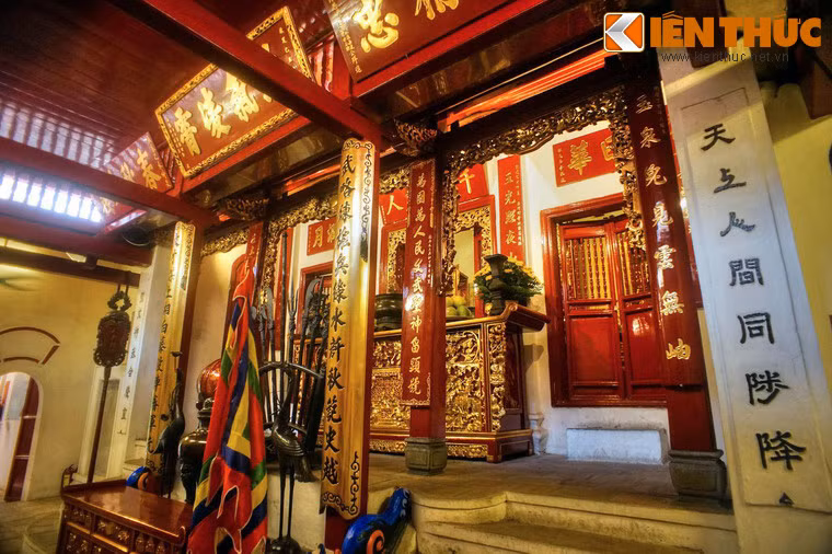 Hậu cung được xây cao hơn bái đường và trung đường, là nơi thờ Trần Hưng Đạo, vị anh hùng dân tộc đã ba lần đại phá quân nguyên sang xâm lược nước ta ở thế kỉ 13. Hai bên tượng Trần Hưng Đạo là tượng Trần Liễu, cha của ông và tượng thần linh Thổ Địa.