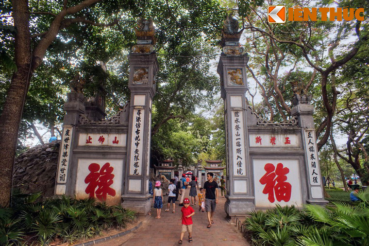 Lớp kiến trúc đầu tiên là cổng Nghi Môn, được dựng với bốn cây cột xây bằng gạch và hai mảng tường lửng. Ở mỗi cột đều có đắp câu đối chữ Nho. Hai mảng tường ở hai bên có hai chữ Phúc, Lộc cỡ lớn, tô son như lời chúc mọi sự tốt lành.