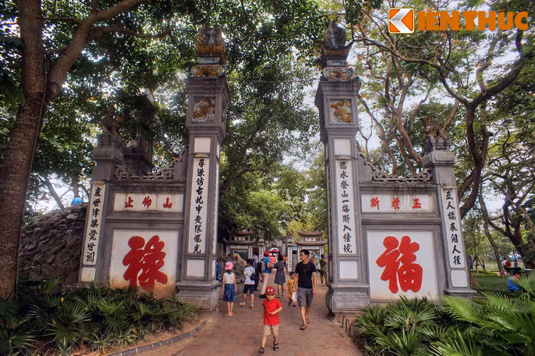 Lớp kiến trúc đầu tiên là cổng Nghi Môn, được dựng với bốn cây cột xây bằng gạch và hai mảng tường lửng. Ở mỗi cột đều có đắp câu đối chữ Nho. Hai mảng tường ở hai bên có hai chữ Phúc, Lộc cỡ lớn, tô son như lời chúc mọi sự tốt lành.