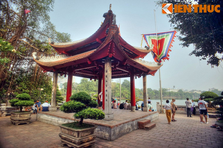 Từ Đình Trấn Ba có thể bao quát một góc nhìn rộng với nhiều cảnh đẹp của hồ Gươm như Tháp Rùa, nhà Bưu điện bên bờ hồ.