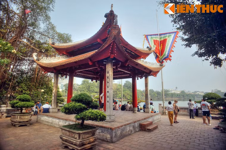 Từ Đình Trấn Ba có thể bao quát một góc nhìn rộng với nhiều cảnh đẹp của hồ Gươm như Tháp Rùa, nhà Bưu điện bên bờ hồ.