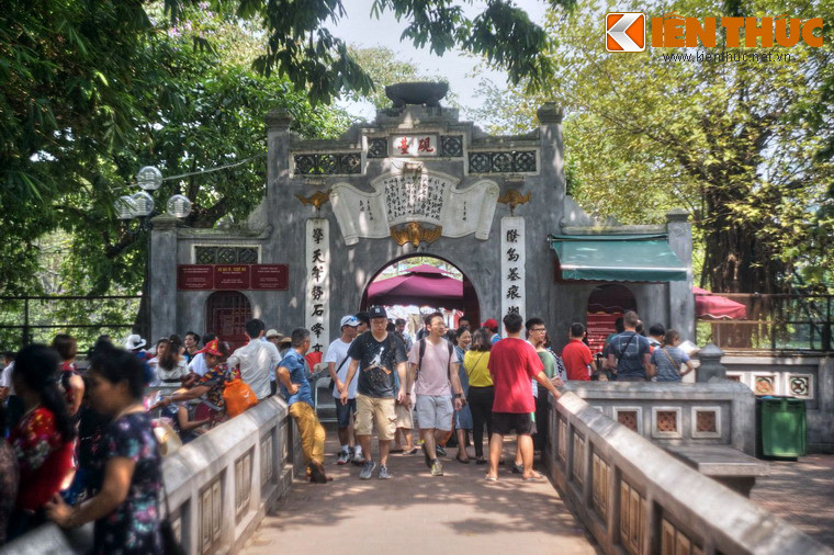 Cánh cổng tiếp theo là Đài Nghiên, có dạng tam quan với ba vòm cửa cuốn. Đỉnh Đài Nghiên đặt một cái nghiên mực bằng đá. Tương truyền, vào một số thời khắc nhất định, bóng của đỉnh tháp bút sẽ “chấm” vào lòng nghiên mực trên Đài Nghiên.