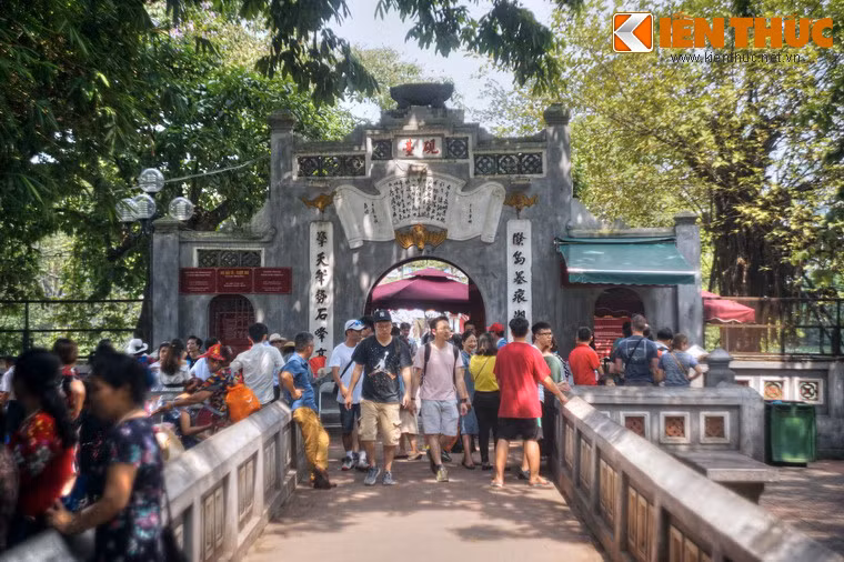 Cánh cổng tiếp theo là Đài Nghiên, có dạng tam quan với ba vòm cửa cuốn. Đỉnh Đài Nghiên đặt một cái nghiên mực bằng đá. Tương truyền, vào một số thời khắc nhất định, bóng của đỉnh tháp bút sẽ “chấm” vào lòng nghiên mực trên Đài Nghiên.