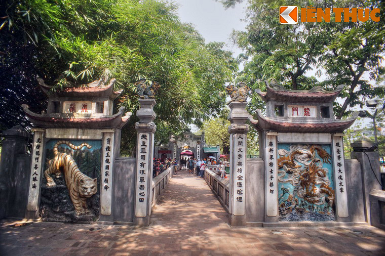 Từ Nghi Môn bước tiếp vào sẽ đến cổng thứ hai. Cổng nay có hai bên trụ xây hai cửa nách giả kiểu hai tầng tám mái cong, mặt trước đắp nổi một bên là hình rồng với hai chữ Long Môn và một bên là hổ trắng với hai chữ Hổ Bảng.