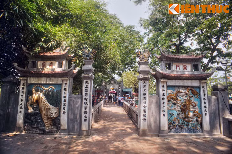 Từ Nghi Môn bước tiếp vào sẽ đến cổng thứ hai. Cổng nay có hai bên trụ xây hai cửa nách giả kiểu hai tầng tám mái cong, mặt trước đắp nổi một bên là hình rồng với hai chữ Long Môn và một bên là hổ trắng với hai chữ Hổ Bảng.