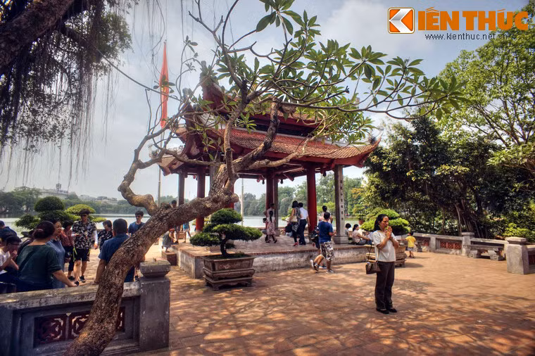 Sự kết hợp giữa đền và hồ đã tạo thành một tổng thể kiến trúc Thiên - Nhân hợp nhất, tạo vẻ đẹp cổ kính, hài hoà, đăng đối cho đền, gợi nên những cảm giác chan hoà giữa con người và thiên nhiên.