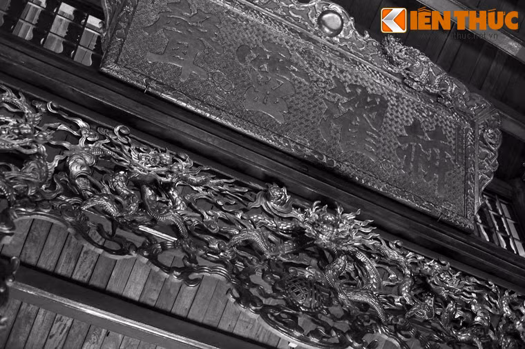 Cao Biền tài phép vậy nhưng đã thất bại ở ngay trong chính đất Đại La – thủ phủ mà y chọn để cai trị người Việt. Sách Việt Điện U Linh chép: Khi Cao Biền đang cho đắp thành Đại La thì thấy trời đất tối đen lại, một vị thần ngồi trên lưng rồng vàng lượn quanh thành mới đắp một vòng.