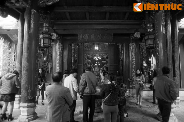 Sự tích về thần Long Đỗ gắn liền với các sự kiện lớn của kinh thành Thăng Long. Được kể lại nhiều nhất là câu chuyện năm 1010, khi vua Lý Thái Tổ dời đô từ Hoa Lư ra Thăng Long, định đắp thành nhưng nhiều lần thành đắp lên lại bị sụp đổ.