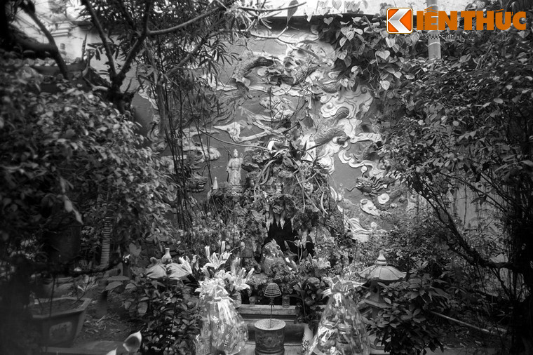 Ngoài sự tích trên, còn một sự tích kể về việc thần Long Đỗ phá sự trấn yểm của Cao Biền. Câu chuyện bắt đầu vào cuối thời Đường, khi sự phản kháng của nhân dân ta ngày càng tăng lên, Cao Biền được triều Đường cử sang làm tiết độ sứ cai trị dân ta.