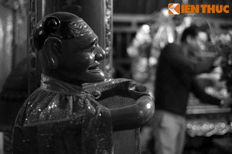 Vốn là một bậc thầy về phong thủy và bùa chú, Cao Biền đã cưỡi chim thần đi khắp nước Việt để xem hết các phúc địa. Hễ thấy chỗ đất nào có “long mạch” thì dùng tà phép trấn yểm hết để người Việt mãi mãi không vùng lên được.