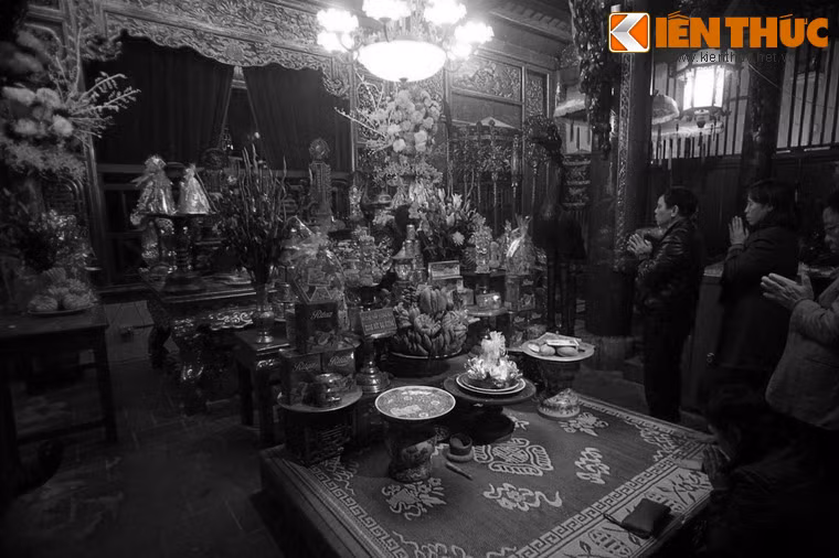 Sáng hôm sau, Cao Biền sai người đi xem lại những chỗ đã trấn yểm ở Đại La thì thấy mọi thứ đã bị hóa giải cả. Sau đó, Cao Biền sợ hãi lập đền Long Đỗ thờ thần ở trong thành.