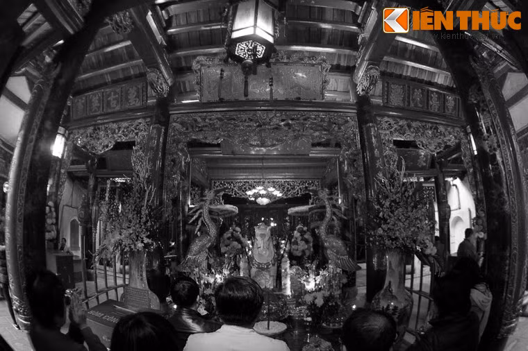 Những câu chuyện ly kỳ về thần Long Đỗ đã nhuốm một bức màn huyền bí lên đền Bạch Mã, khiến ngôi đền càng trở nên linh thiêng trong tâm thức của những người con nước Việt.