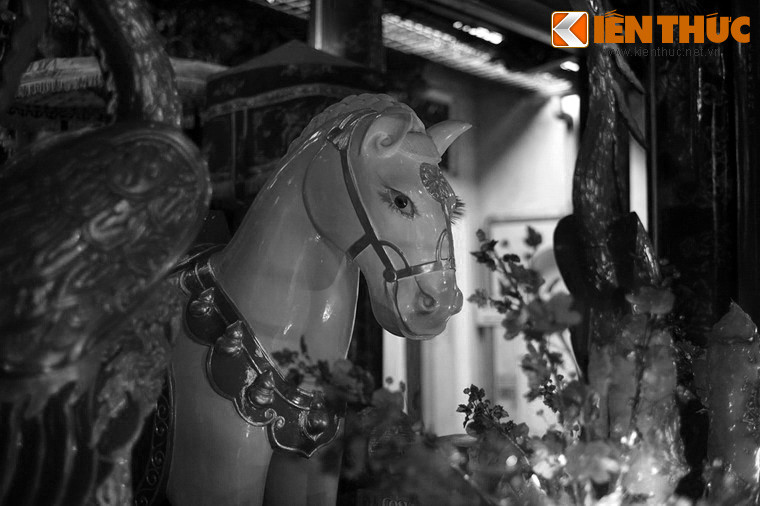 Vua cho người cầu khấn ở đền thờ thần Long Đỗ thì thấy một con ngựa trắng từ đền đi ra... Vua lần theo vết chân ngựa, vẽ đồ án xây thành, thành mới đứng vững. Từ đấy đền thờ thần Long Đỗ có tên nữa là đền Bạch Mã.