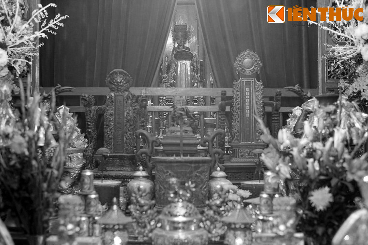 Cao Biền rất sợ hãi, vội đem vàng và đồng đúc thành một tượng theo hình dáng vị thần trong mơ rồi dùng bùa để trấn yểm. Đêm đó, Cao Biền nằm mơ thấy vị thần ấy nói rằng: "Ta là thần Long Đỗ, tinh anh của khí thiêng sông núi nơi đây việc gì mà phải trấn yểm".