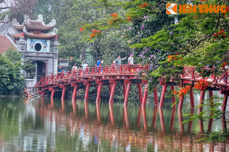 Công trình đặc sắc nhất của đền Ngọc Sơn là cầu Thê Húc, lối đi độc đạo dẫn vào đền. Cầu có 15 nhịp, mặt cầu lát ván, thành sơn màu đỏ sẫm, chữ Thê Húc được thếp vàng. Tên cầu nghĩa là giữ lại ánh sáng đẹp của mặt trời.