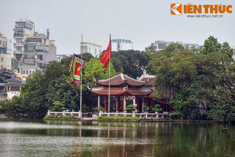 2. Nằm trên đảo Ngọc của hồ Hoàn Kiếm, đền Ngọc Sơn được coi là ngôi đền cổ nổi tiếng nhất của thủ đô Hà Nội. Tương truyền, trên hòn đảo Ngọc vào thời Lý có một ngôi đền có tên là Ngọc Tượng, đến thời Trần đổi tên là Ngọc Sơn. Qua nhiều thế kỷ, đền đã nhiều lần sụp đổ và được xây lại.