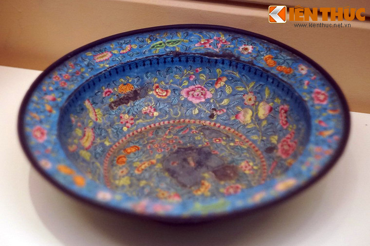 Đĩa pháp lam trang trí hoa lá. Dưới triều vua Minh Mạng, Tượng cục pháp lam đã được lập ra để chuyên sản xuất đồ pháp lam với số lượng lớn. Các món đồ này được dùng để trang trí nội thất, ngoại thất các công trình kiến trúc ở Huế hoặc làm đồ tế tự.