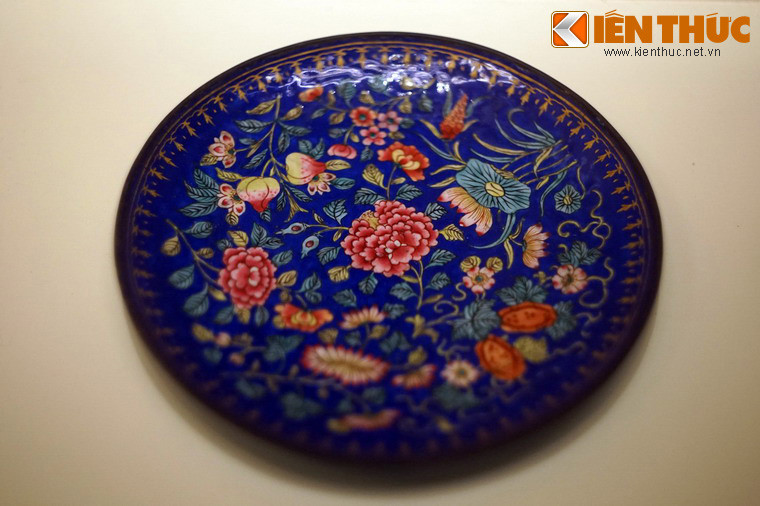 Đĩa pháp lam trang trí hình nhiều loại hoa khác nhau.