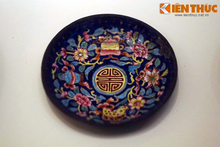 Đĩa pháp lam trang trí hình hoa và các bảo vật.
