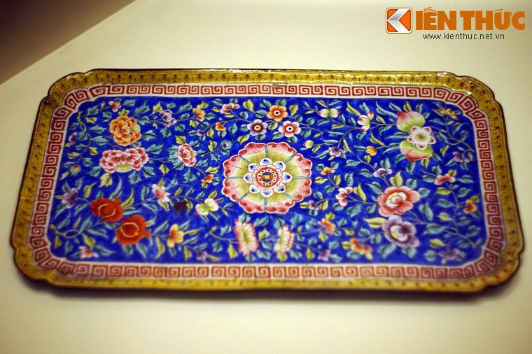 Khay pháp lam trang trí hoa lá. Pháp lam thời nhà Nguyễn thuộc loại Họa pháp lam, là kỹ thuật dùng một lớp men lót tráng lên cốt kim loại và dùng men nhiều màu để vẽ các họa tiết trang trí rồi nung thành sản phẩm.